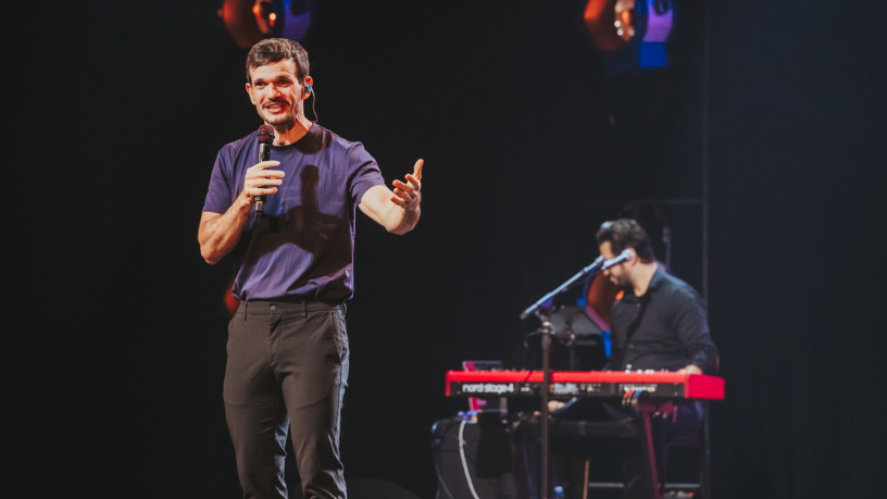 Fim de temporada com alma e propósito: Non Stop e Padre Patrick lotam o teatro em São Paulo. (Crédito: Rafael Strabelli)