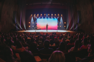 A Non Stop captou cada momento da última apresentação de Padre Patrick — um espetáculo inesquecível. (Crédito: Rafael Strabelli)