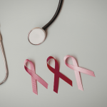 No contexto do pós-operatório mamário, Vinicius Tadeu Sattin Rodrigues analisa como as cicatrizes podem influenciar a leitura e a interpretação dos exames de imagem.