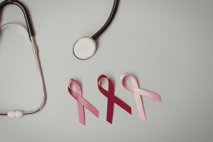 No contexto do pós-operatório mamário, Vinicius Tadeu Sattin Rodrigues analisa como as cicatrizes podem influenciar a leitura e a interpretação dos exames de imagem.