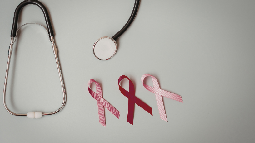 No contexto do pós-operatório mamário, Vinicius Tadeu Sattin Rodrigues analisa como as cicatrizes podem influenciar a leitura e a interpretação dos exames de imagem.