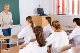 Formação docente e gestão pedagógica: Como Sérgio Bento De Araújo propõe caminhos para uma escola mais coerente.