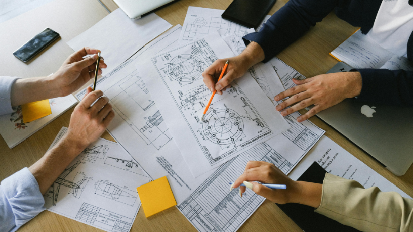 No mercado residencial, a construção modular ganha espaço com soluções de pré-fabricação eficientes. Valderci Malagosini Machado analisa os benefícios competitivos.