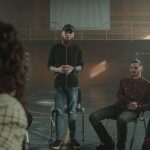Pessoas diversas sentadas em círculo durante uma sessão de apoio e conversa sobre saúde mental.