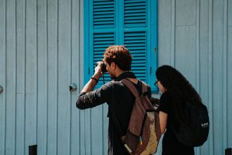 Dois turistas fotografam construções históricas em Paranapiacaba, no estado de São Paulo.