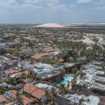 Vista aérea das dunas, lagoas e palmeiras de Jericoacoara.