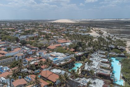 Vista aérea das dunas, lagoas e palmeiras de Jericoacoara.