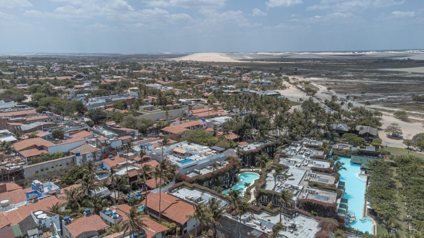 Vista aérea das dunas, lagoas e palmeiras de Jericoacoara.