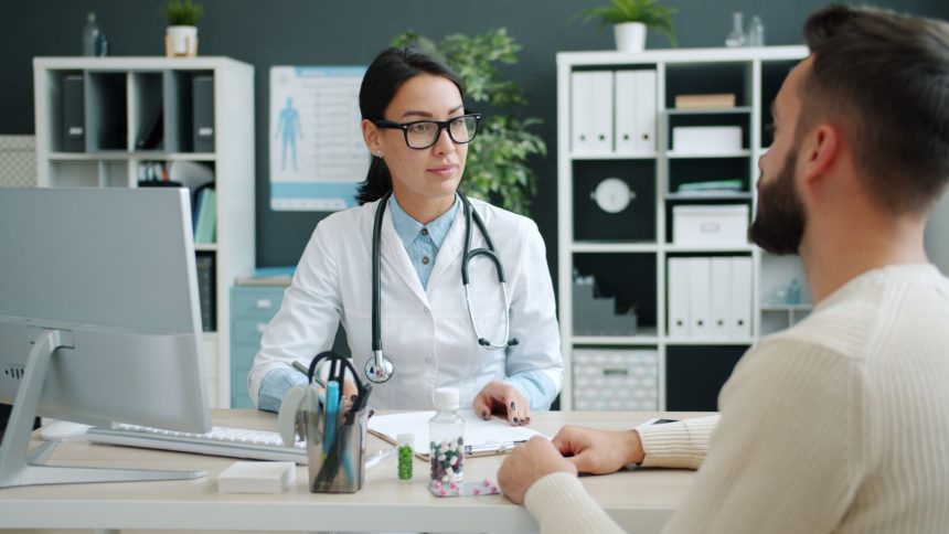 Médico conversa com paciente em uma clínica, discutindo opções de tratamento.
